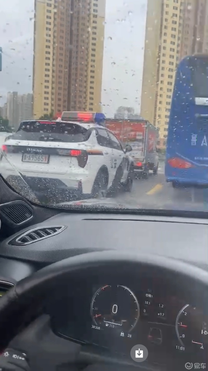 每日打卡#出去加油遇到一个车友,路上看到一辆01警车,现在的领克椎哪