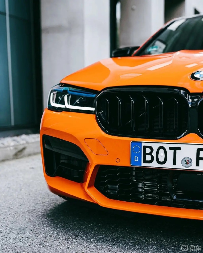 爱车最美角度#宝马m5实车,外形是个性潮流的造型设计,橙色的车漆妥鞍