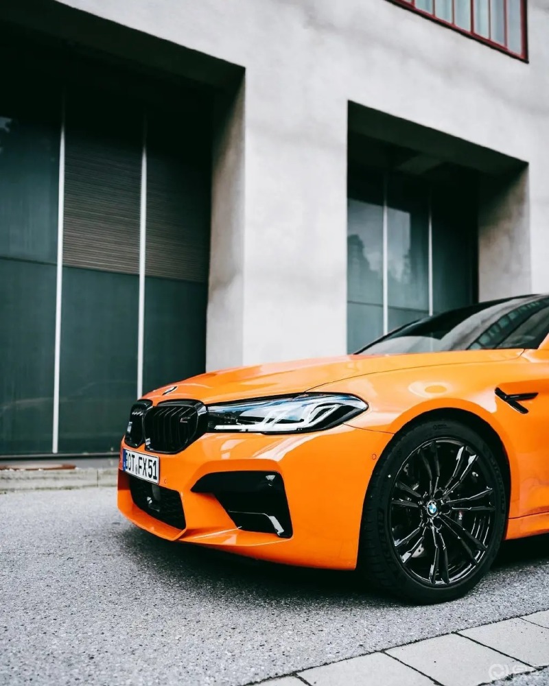 随手拍街边豪车宝马m5实车外形是个性潮流的造型设计橙色的车漆涂装