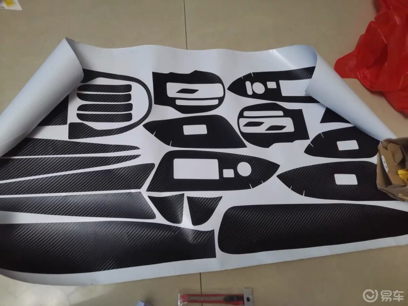 有车生活飞度贴碳纤维贴纸给人车不好看的地方都把它给贴上贴上以后