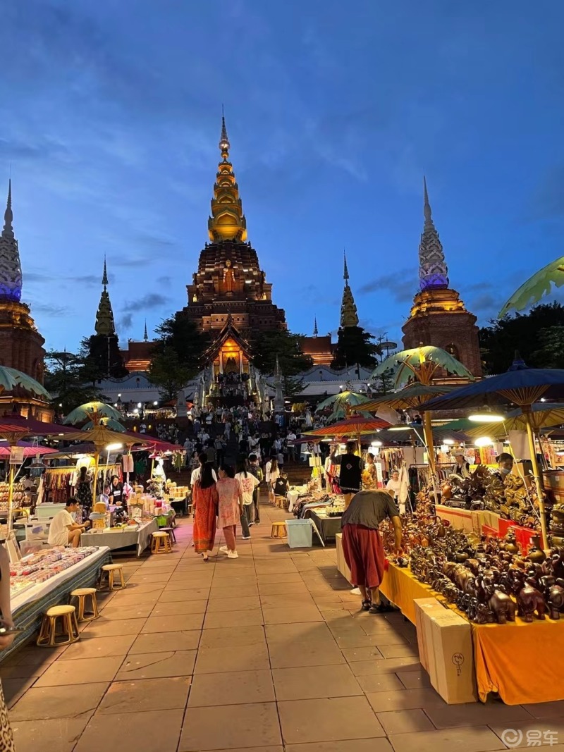 西双版纳夜晚的集市仍然很热闹