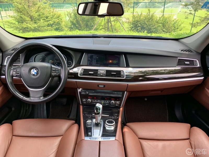 晒天窗颜值很高的宝马gt535无论外观还是内饰都透漏着豪华的科技感