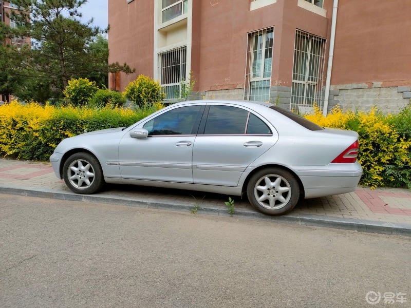 經典車型今天小區偶遇一臺奔馳老款車型看著有點舊了這也算奔馳的經典