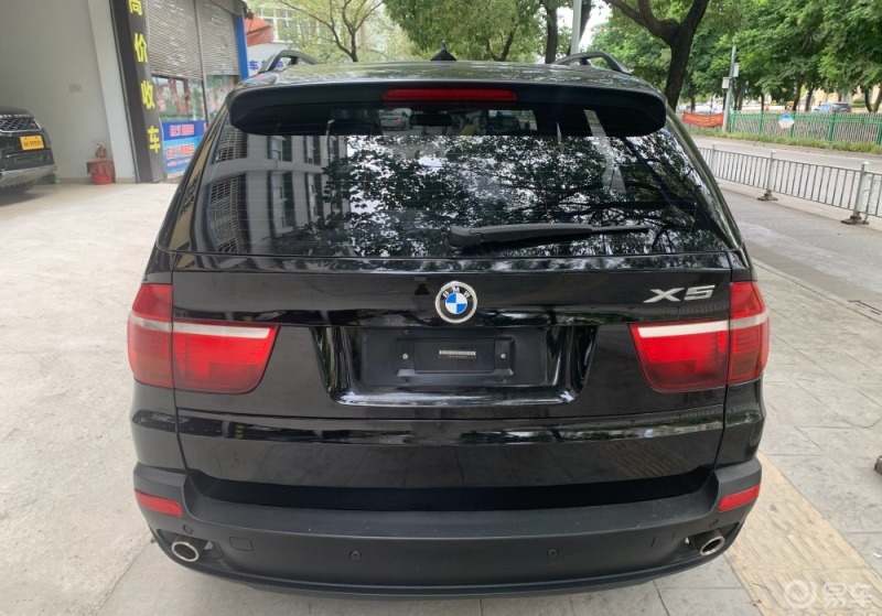 30天拍车挑战在街上偶遇一台老款宝马x5好像是30排量那款吧依旧很霸气