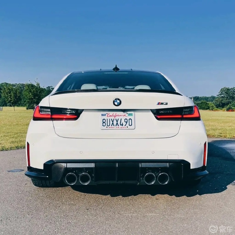 爱车最美角度宝马m3实车外形是简洁运动的车身设计白色的车漆涂装呈现