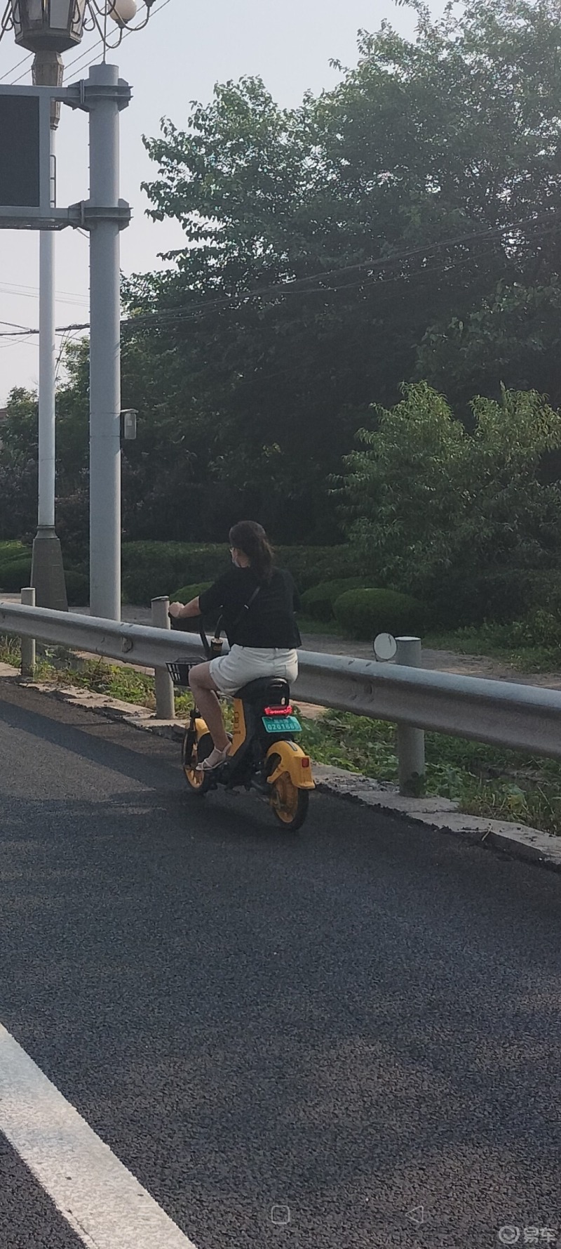 女神驾到骑小黄车的小姑娘