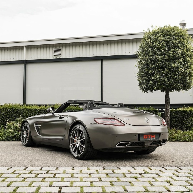 豪车梅赛德斯奔驰slsamgroadster敞篷版没有标志性鸥翼