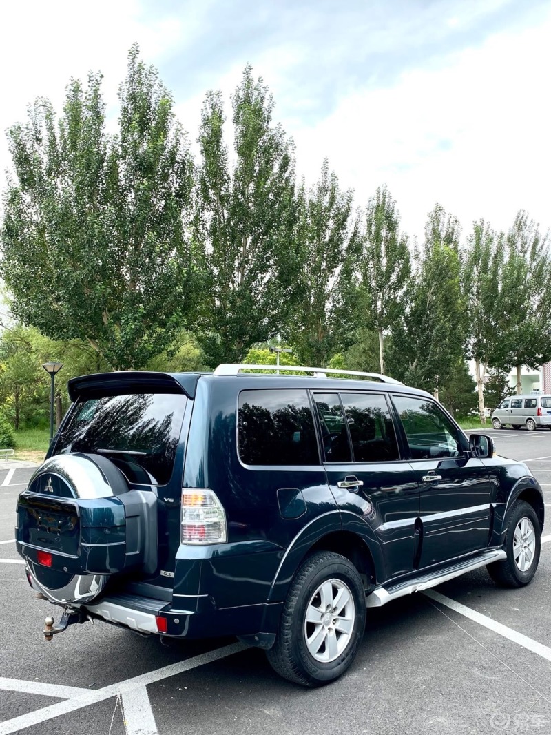 30天拍车挑战# 街拍经典的越野车帕杰罗,穿越性能很好的大山猫,太