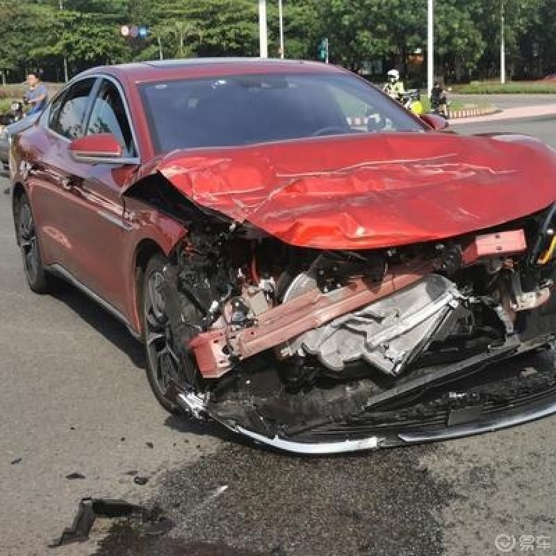 比亚迪汉ev撞泥头车4