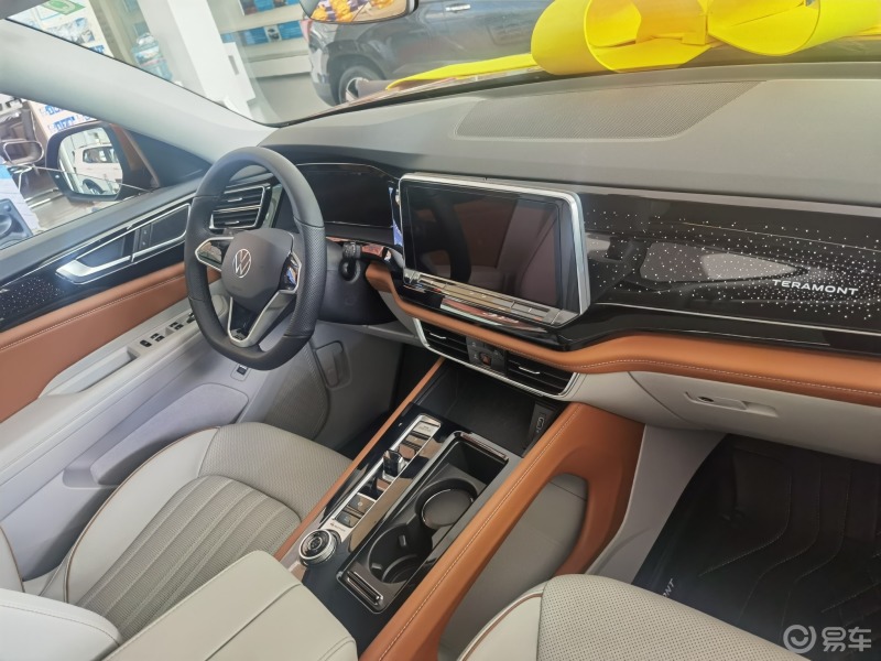 我看这途昂感觉要比途昂x档次感要更高一点内饰的颜色搭配把车内氛围