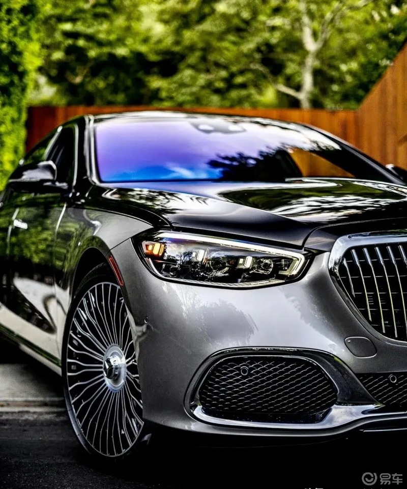 爱车最美角度梅赛德斯迈巴赫s级s5804matic双拼色再加上一套无敌好