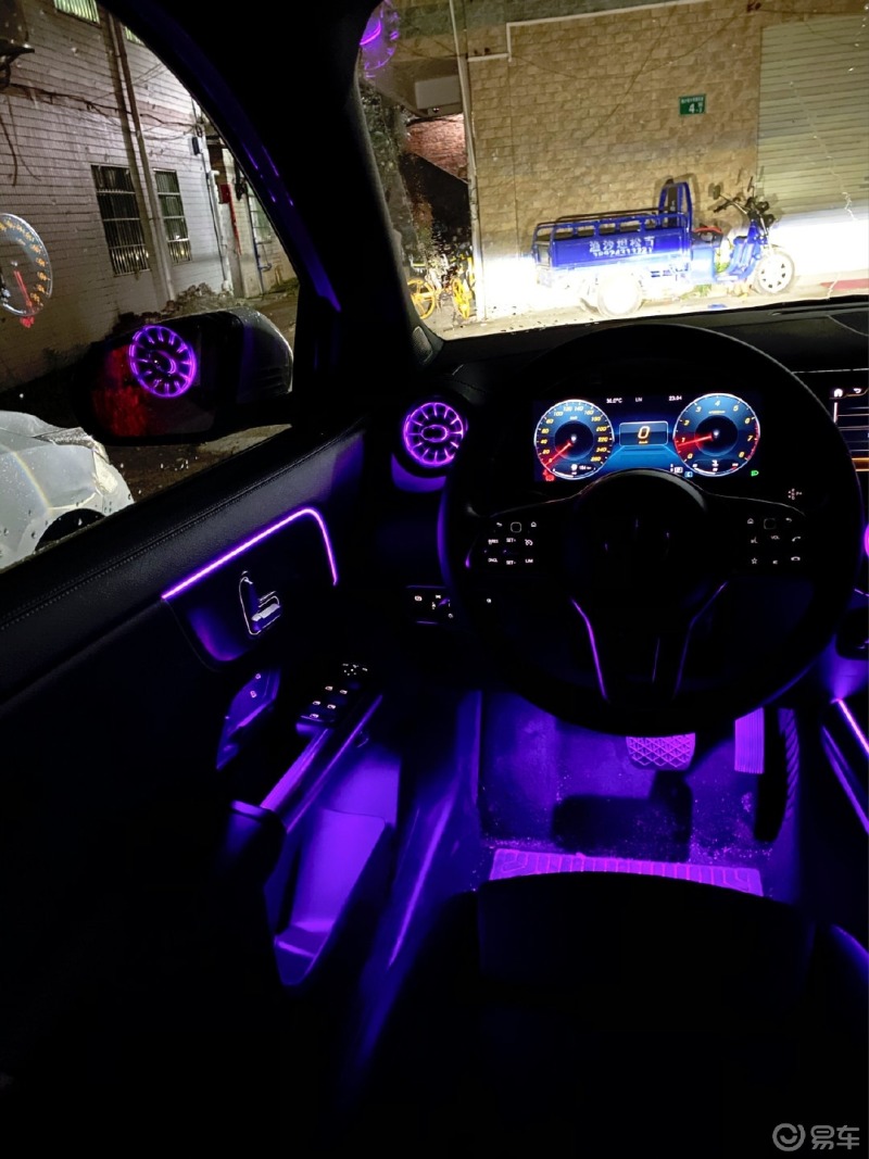 新款奔驰gla200加装64色氛围灯,颜值担当吖,帅爆了 676767