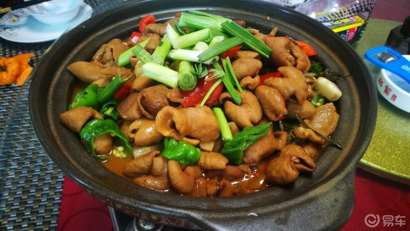 美食#皖南农家土菜,咸菜红烧肥肠,火炉小火煨之.下酒下饭.