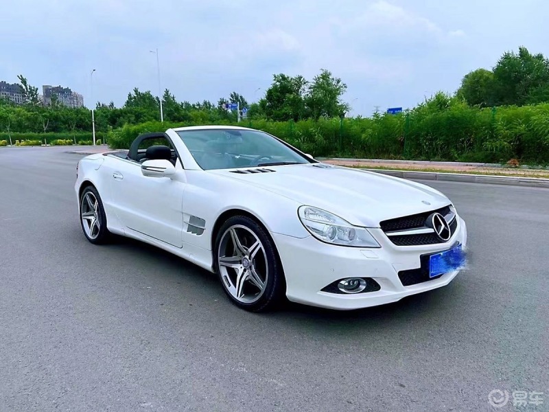 30天拍车挑战奔驰敞篷跑车的外观有种时尚的气息整体造型十分抢眼奢华