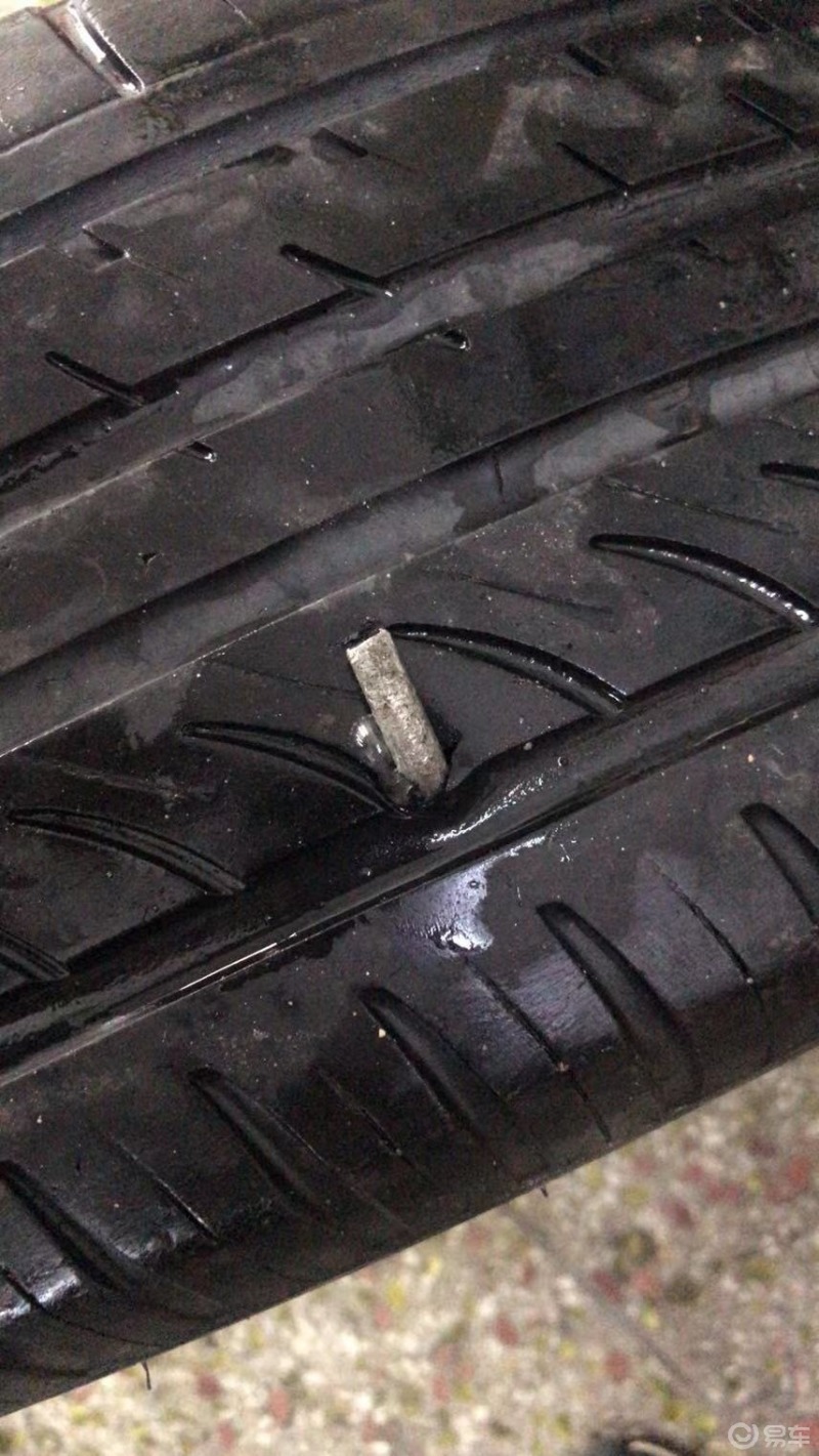 汽车生活不好的一天下雨天还这样被中枪爱车轮胎被扎钉漏气不得不来补