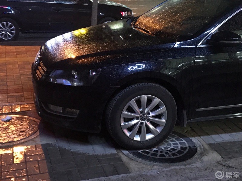 30天拍车挑战夜色中的黑色大众车像一个黑色幽灵车窗