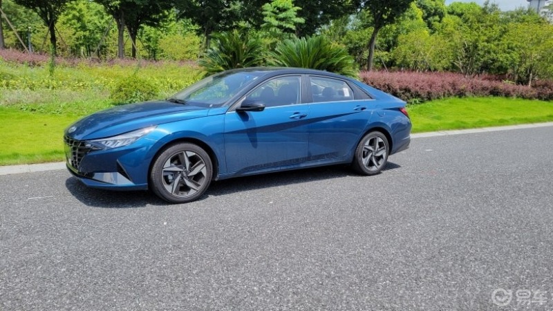 第七代伊兰特秋日里的一抹蓝