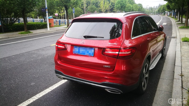 30天拍车挑战奔驰glc260停在路边也许是经过一场雨的冲洗红色显得非