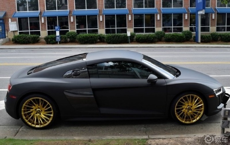 随手拍街边豪车哑光黑奥迪r8配备黄金色战靴