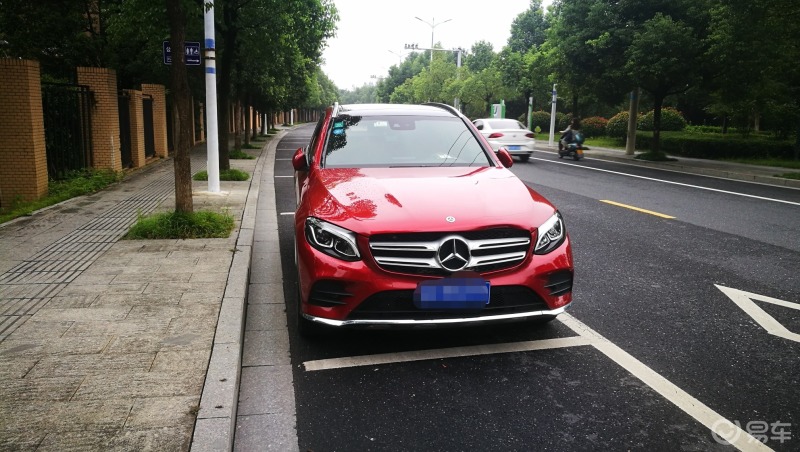 30天拍车挑战奔驰glc260停在路边也许是经过一场雨的冲洗红色显得非