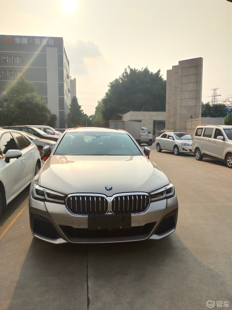 30天拍车挑战# 工业园停的新车,华晨宝马5系,香槟金?