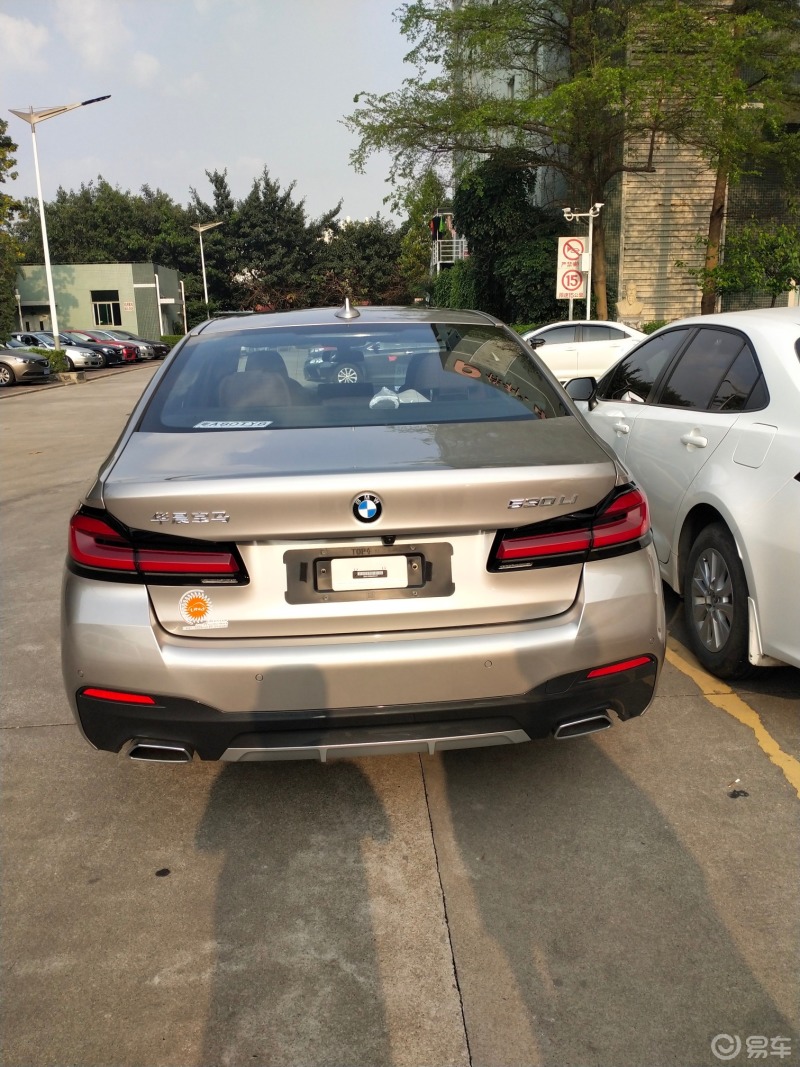 30天拍车挑战# 工业园停的新车,华晨宝马5系,香槟金?