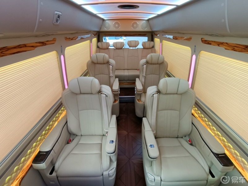 丰田考斯特12座商务车