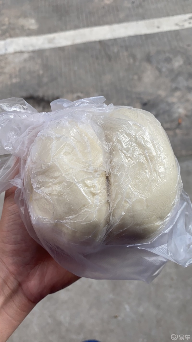 你在繁华的街头上拼下午茶我在工地上啃着1块5两个的馒头