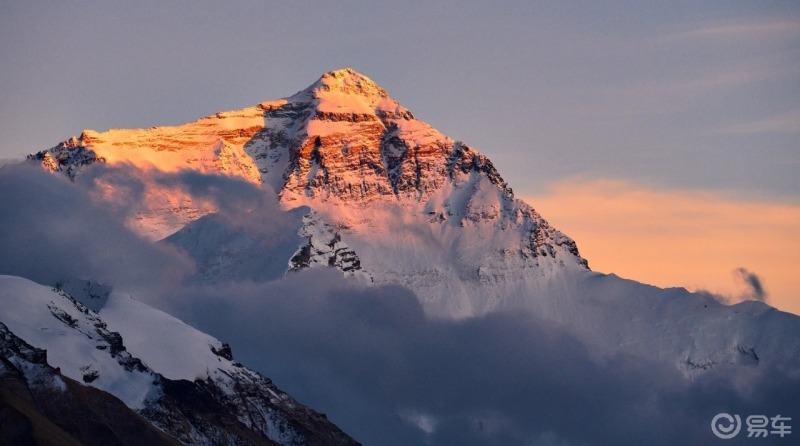 珠穆朗玛峰是喜马拉雅山脉的主峰也是世界海拔最高的山峰 山体呈巨型