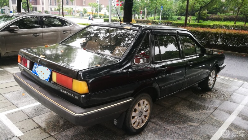 情怀无价信仰无悔晨练回家路边又捕获一辆老桑塔纳车尾还有18t的标志