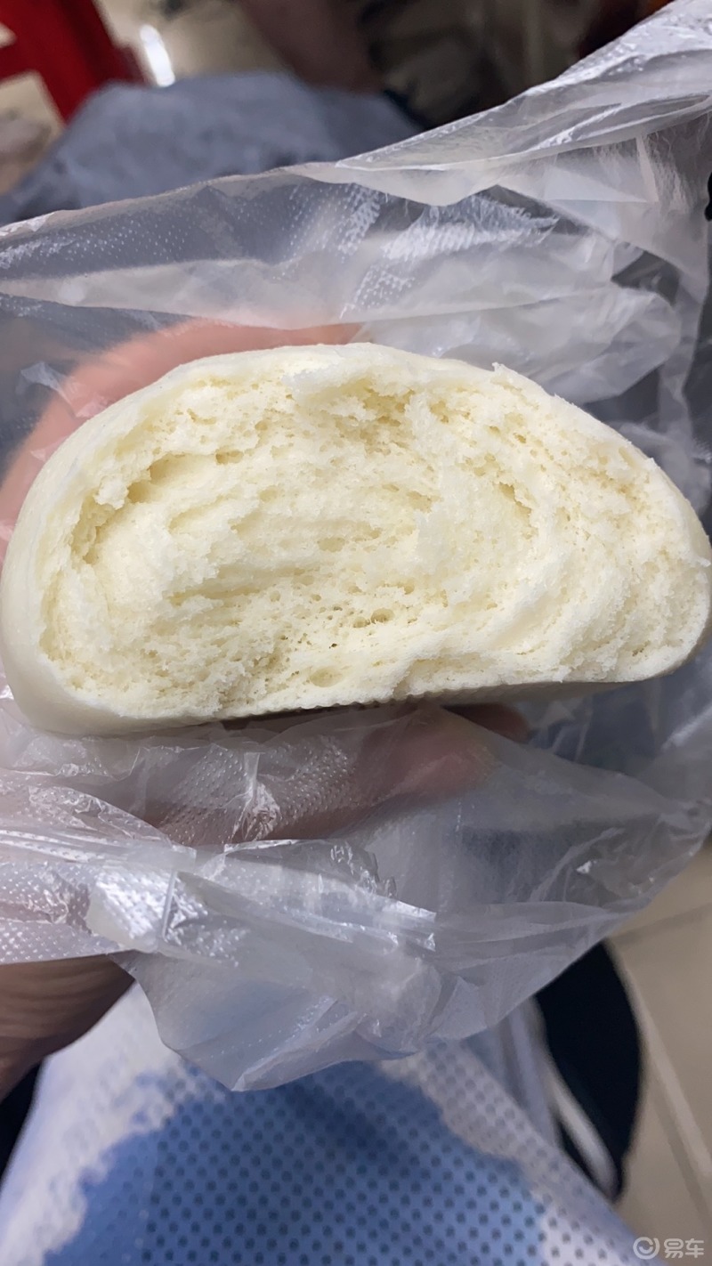 你在繁华的街头上拼下午茶我在工地上啃着1块5两个的馒头