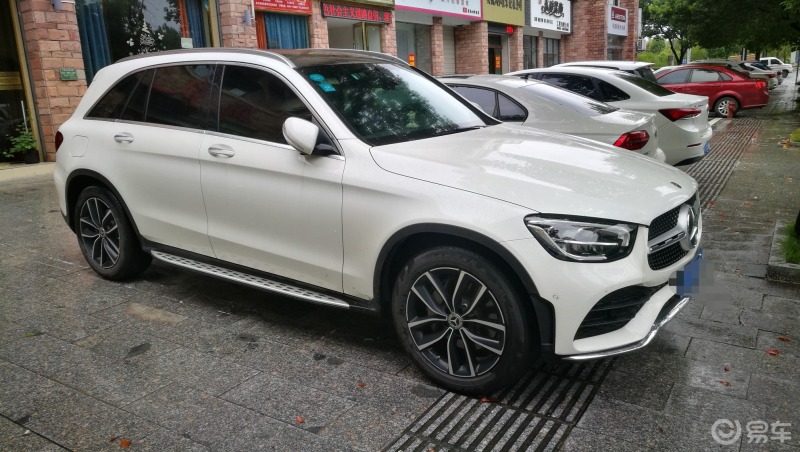 30天拍车挑战路边偶遇一辆奔驰glc300l白色车身四驱动力气场十足