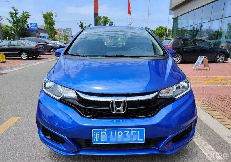 30天拍车挑战在街上偶遇了一辆蓝色的本田飞度非常好看飞度的保值率是