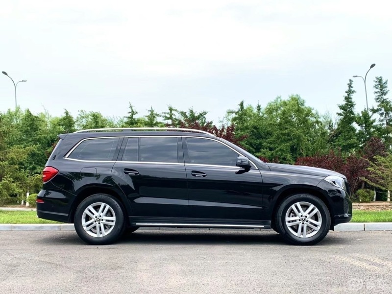 每日一帖街拍豪华的奔驰gls320豪华品牌suv颜值和动力都没得说和车