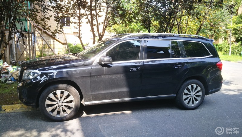 30天拍车挑战路边停着一辆黑色的大奔glc400车身宽大稳重大气非常