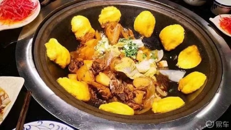 美食诱惑#铁锅炖公鸡.外加贴大饼.香喷喷得铁锅炖.