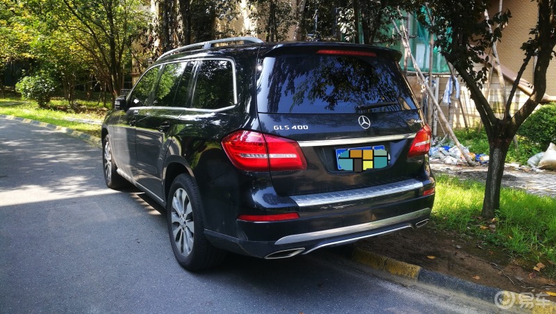30天拍车挑战路边停着一辆黑色的大奔glc400车身宽大稳重大气非常