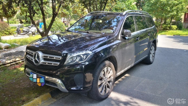 30天拍车挑战路边停着一辆黑色的大奔glc400车身宽大稳重大气非常