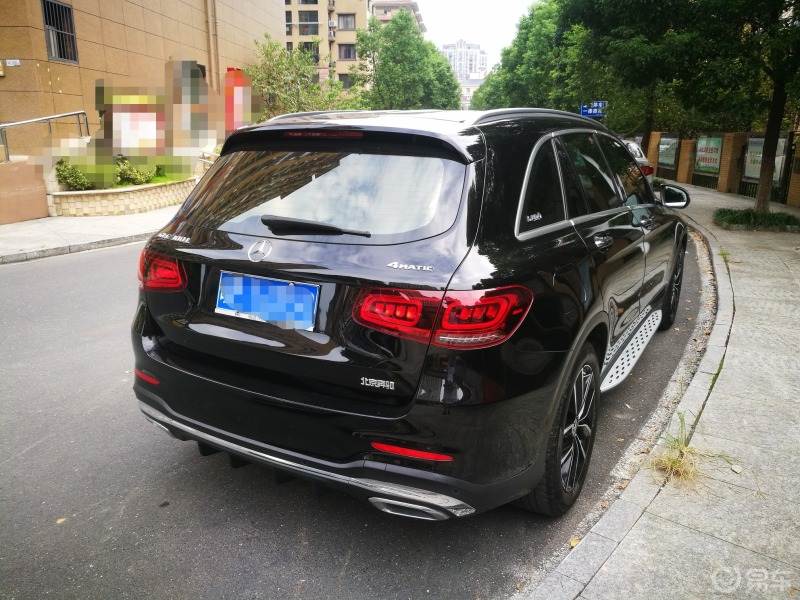 30天拍车挑战#一辆黑色奔驰glc300l停在路边,稳重大气,时尚动感,史种