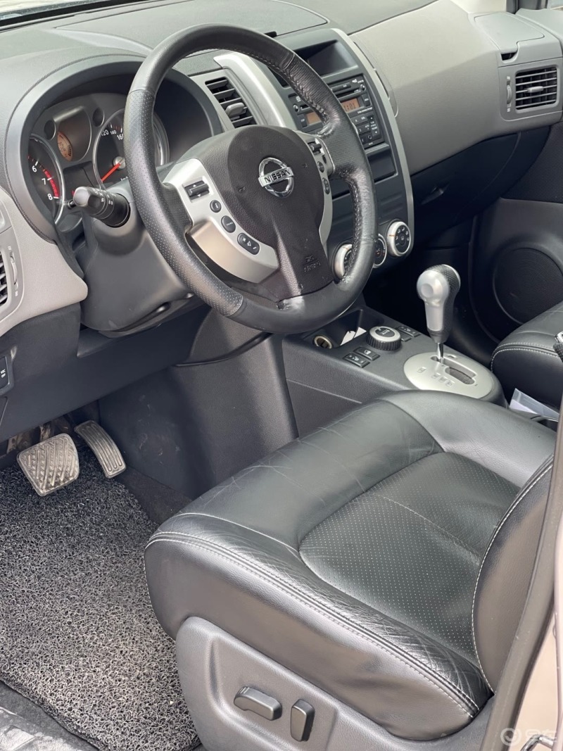 晒内饰#非常经典的老款日产奇骏,这台车搭载着2.