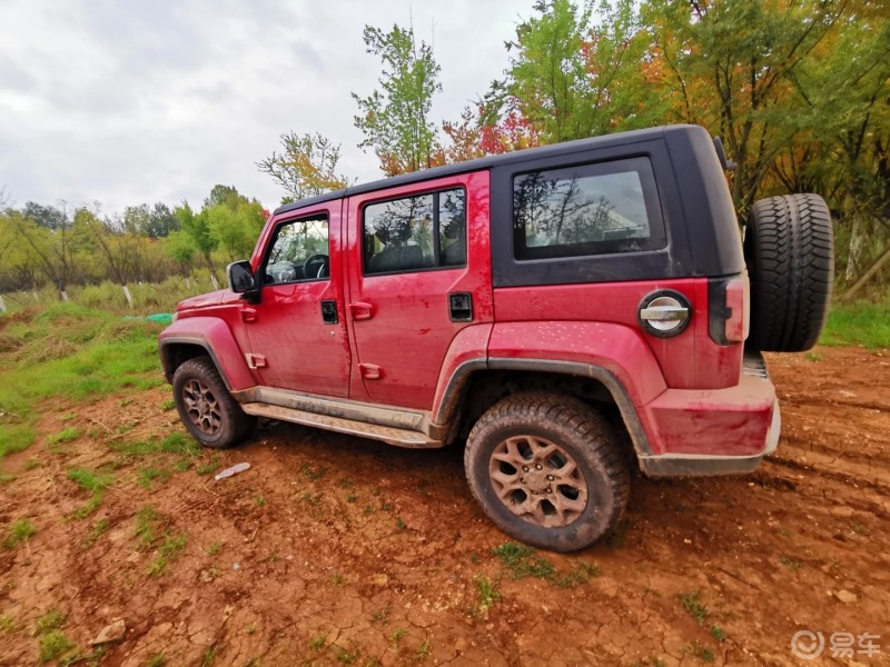 易起野河滩上穿越的国产硬派越野车北京bj40空间大颜值高外观凶猛霸气