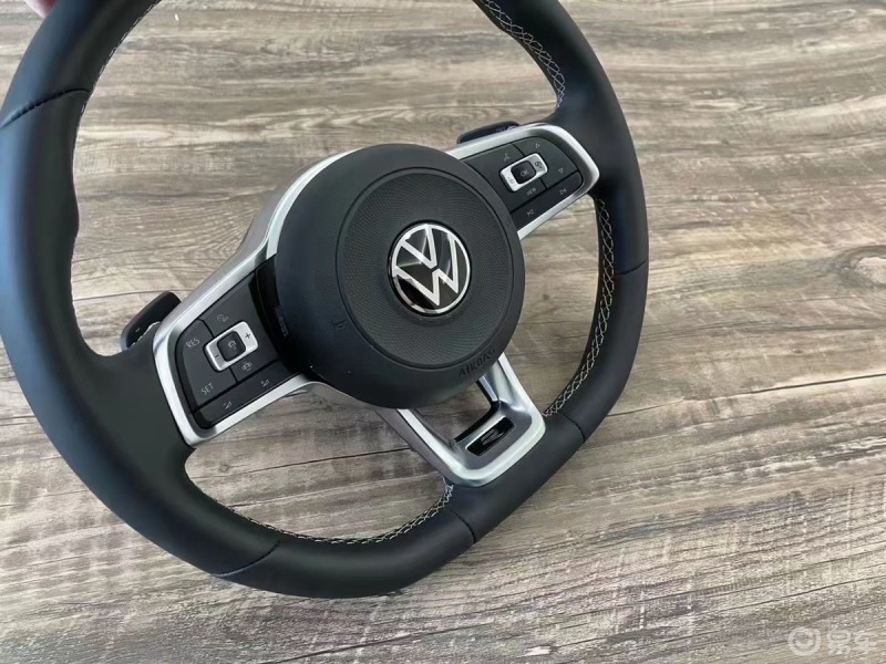 改装小技巧# 带r标的方向盘真的很运动,镜面车标带换挡拨片,感觉比老