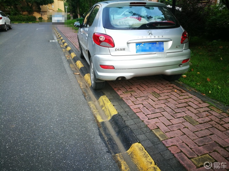 曝光任性停车#标致车,停在人行道上.