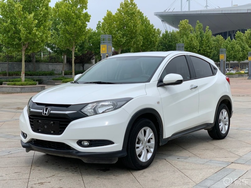 街拍帅气的小车本田缤智.