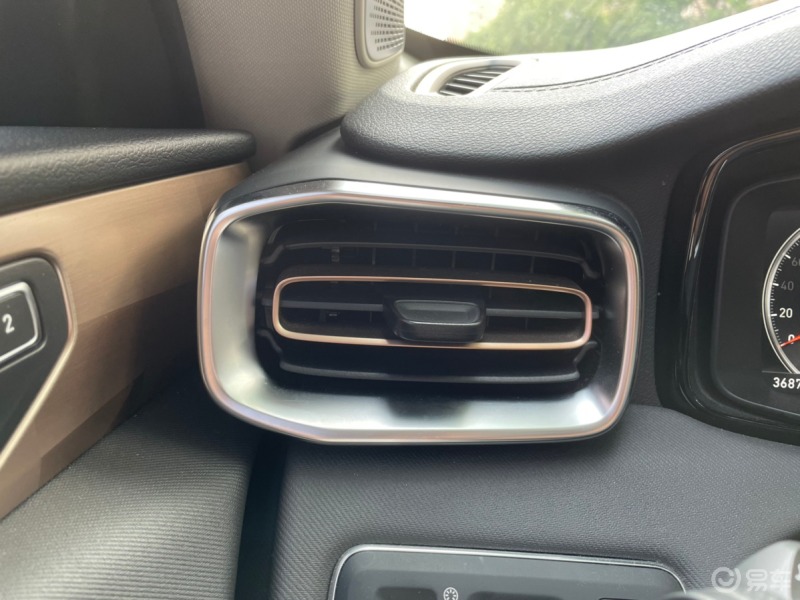 领克的空调出风口设计是非常独特的一般第一次坐我的车是不会操作空调