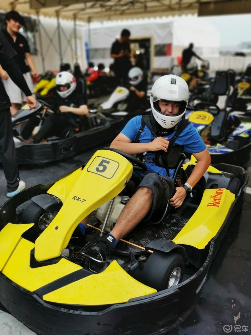 纯电出行# 雨中体验金港秋名山gt卡丁车,第一次开卡丁车就是雨天