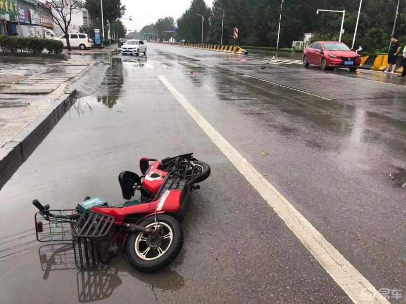 车主日记上班路上看到一起车祸雨天路滑机动车与非机动车相撞造成电动
