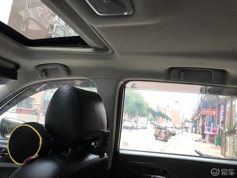 晒内饰扶手# 爱车除了主驾驶头顶没扶手外,其他三个车窗顶部都设至怂