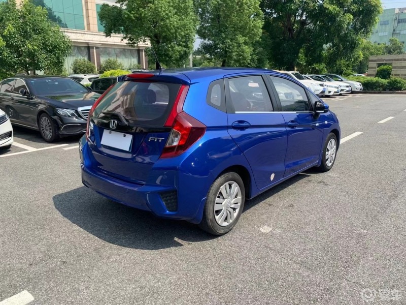 汽车生活本田第3代飞度蓝色的车销量一直都很少保有量就很低每次聚会