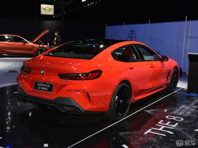 成都车展撩新车全国限量65台宝马8系烈焰典藏版红色的车漆意在致敬